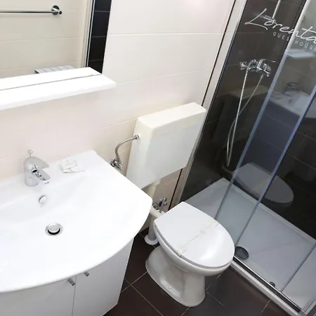 Apartments And Rooms Guesthouse Lorenta