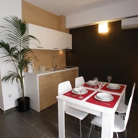 Apartments And Rooms Guesthouse Lorenta Vodice