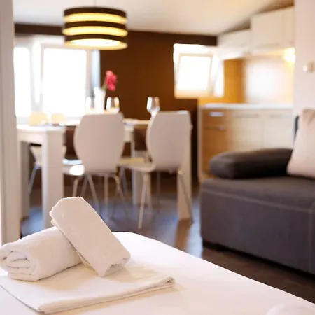 Apartments And Rooms Guesthouse Lorenta