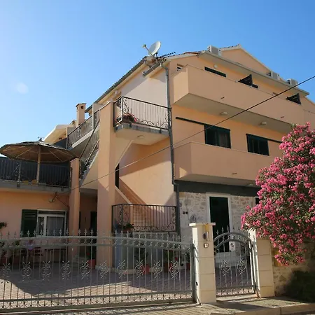 Apartments And Rooms Guesthouse Lorenta Vodice