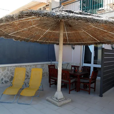 Apartments And Rooms Guesthouse Lorenta