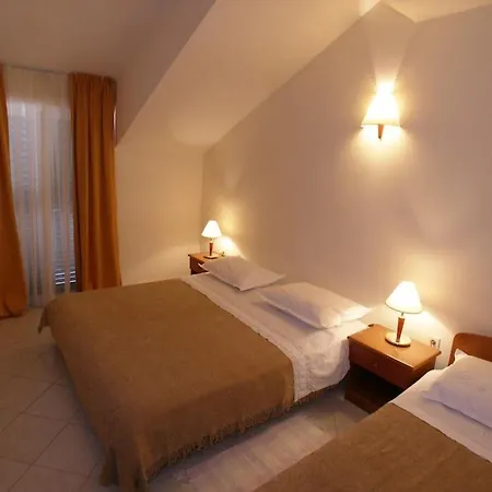 Apartment Apartments And Rooms Guesthouse Lorenta