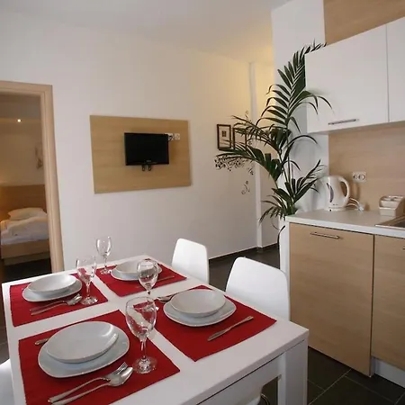 Apartments And Rooms Guesthouse Lorenta Apartment *