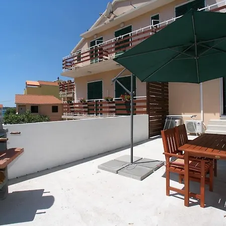 Apartments And Rooms Guesthouse Lorenta