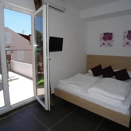 Apartments And Rooms Guesthouse Lorenta Apartment *