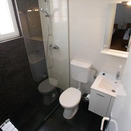 Apartment Apartments And Rooms Guesthouse Lorenta Vodice