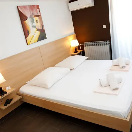 Apartments And Rooms Guesthouse Lorenta Vodice