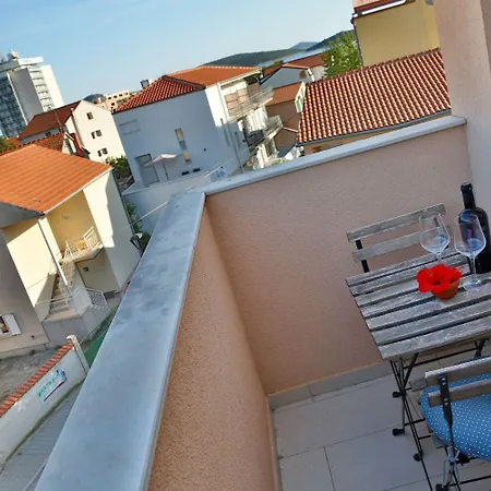 Apartments And Rooms Guesthouse Lorenta