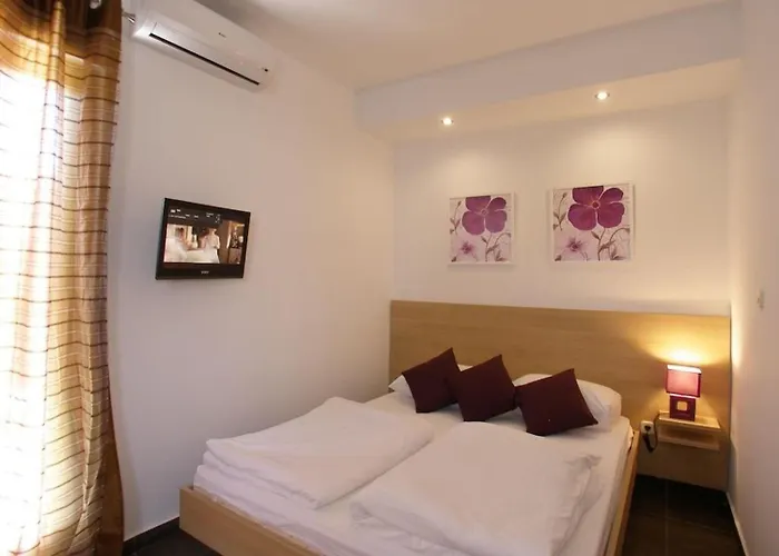 Apartments And Rooms Plaza *