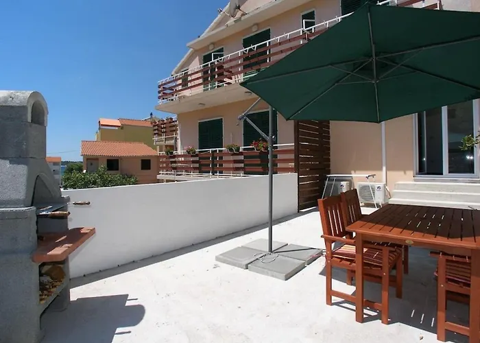 Apartments And Rooms Plaza